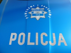 napis chronimy i pomagamy, policja.