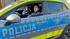 dzielnicowi w radiowozie.