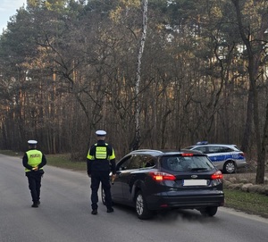 policjanci sprawdzają trzeźwość kierującego.
