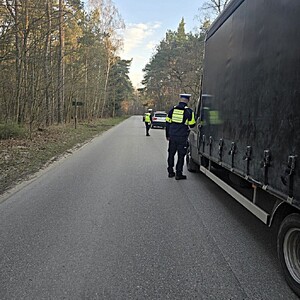 policjanci sprawdzają trzeźwość kierującego.