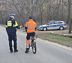 policjanci sprawdzają trzeźwość kierującego.