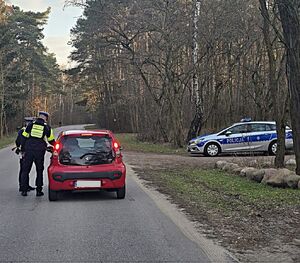 policjanci sprawdzają trzeźwość kierującego.