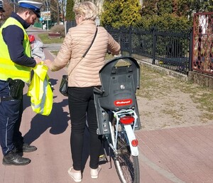 policjanci rozdają elementy odblaskowe.