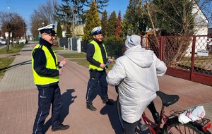 policjanci rozdają elementy odblaskowe.