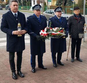 komendanci i przedstawiciele stowarzyszenia Rodzina Policyjna 1939 roku składają kwiaty.