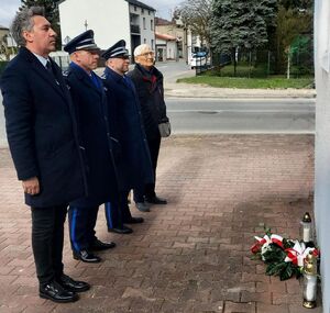 komendanci i przedstawiciele stowarzyszenia Rodzina Policyjna 1939 roku składają kwiaty.