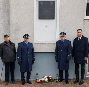 komendanci i przedstawiciele stowarzyszenia Rodzina Policyjna 1939 roku składają kwiaty.