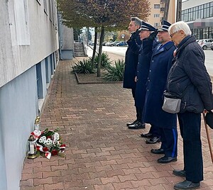 składanie kwiatów.