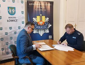 podpisanie porozumienia przez komendanta i burmistrza.