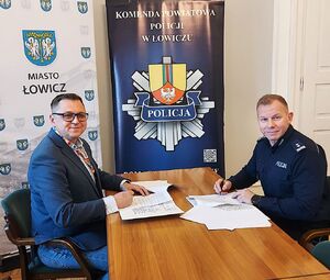 podpisanie porozumienia przez burmistrza i komendanta.