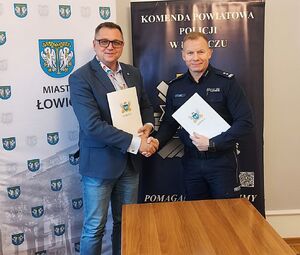 podpisanie porozumienia przez burmistrza i komendanta.