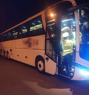 policjanci kontrolują autokar.