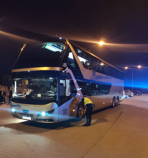 policjanci kontrolują autokar.