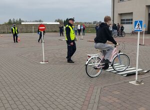 uczeń na rowerze.