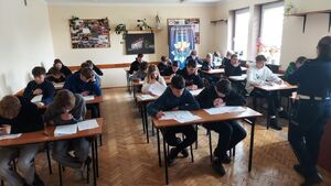 uczniowie piszą test wiedzy.