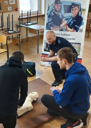 uczniowie udzielają pierwszej pomocy.