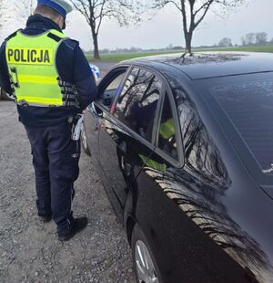 policjanci kontrolują prędkość.