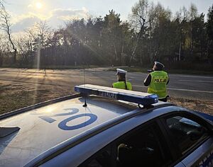 policjanci kontrolują prędkość.