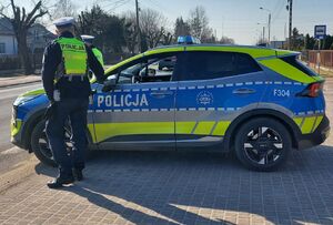 POLICJANCI RUCHU DROGOWEGO PRZY RADIOWOZIIE.