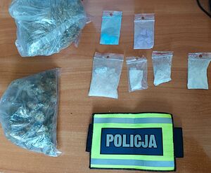 policjant zabezpiecza narkotyki.