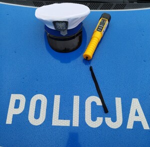 napis POLICJA na radiowozie.