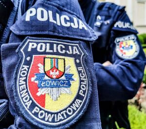 emblemat łowickiej policji na mundurze.