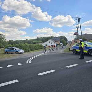 policjanci zabezpieczają rajd rowerowy.