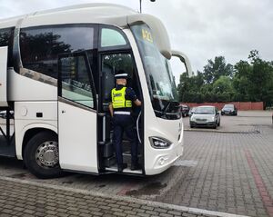 policjanci kontrolują autokar.