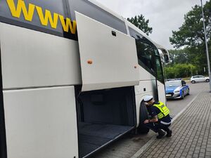 policjanci kontrolują autokar.