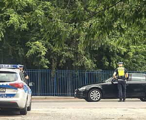 policjanci kontrolują trzeźwość kierujących.