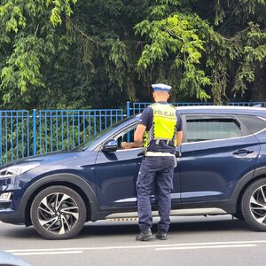 policjanci kontrolują trzeźwość kierujących.
