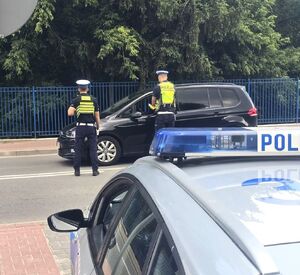 policjanci kontrolują trzeźwość kierujących.