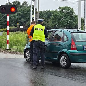 policjanci rozdają ulotki akcja wspólna z SOK.