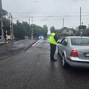 policjanci rozdają ulotki akcja wspólna z SOK.
