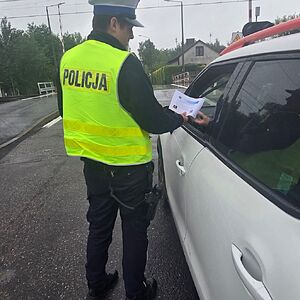 policjanci rozdają ulotki akcja wspólna z SOK.