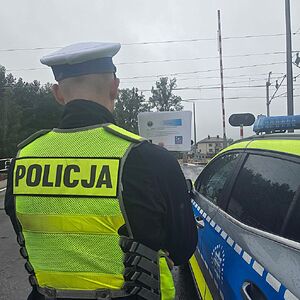 policjanci rozdają ulotki akcja wspólna z SOK.