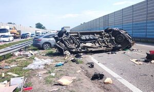 wypadek na autostradzie, rozbite pojazdy na drodze.