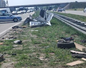 wypadek na autostradzie, rozbite pojazdy na drodze.