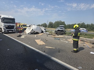 wypadek na autostradzie, rozbite pojazdy na drodze.