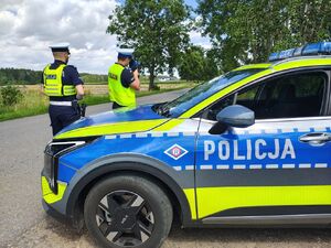 policjanci z ruchu drogowego kontrolują prędkość pojazdów.