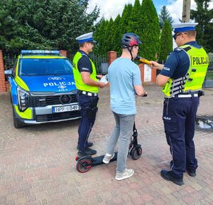 policjanci kontrolują hulajnogi.