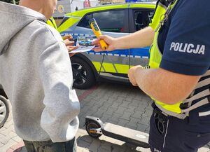 policjanci kontrolują hulajnogi.