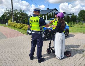 policjanci kontrolują hulajnogi.