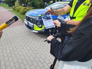 policjanci kontrolują hulajnogi.