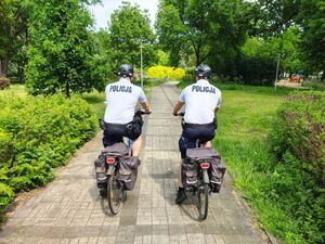 policjanci na rowerach.