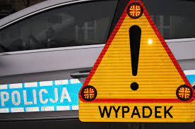 napis wypadek na tle radiowozu.