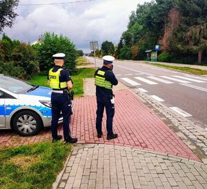 Policjanci mierzą prędkość pojazdów na drodze.