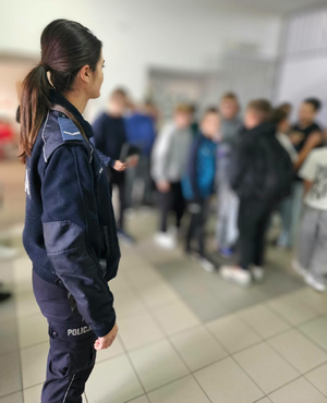 policjantka w szkole.
