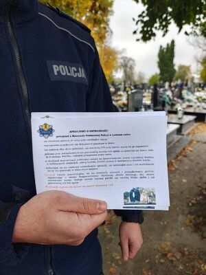 dzielnicowi na cmentarzu rozdają ulotki.