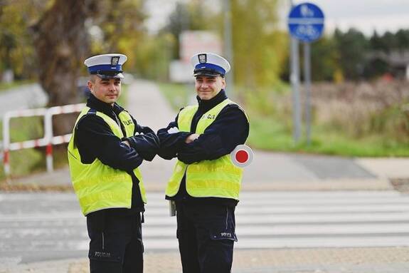 policjanci z ruchu drogowego.